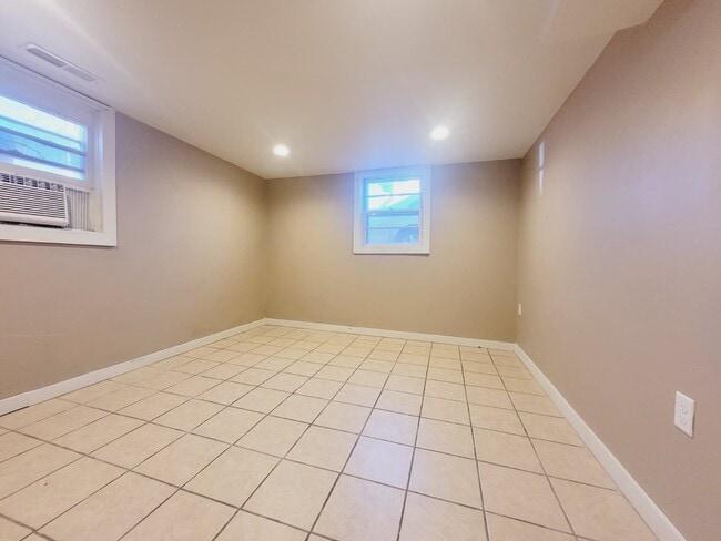 Building Photo - 1 NE-2