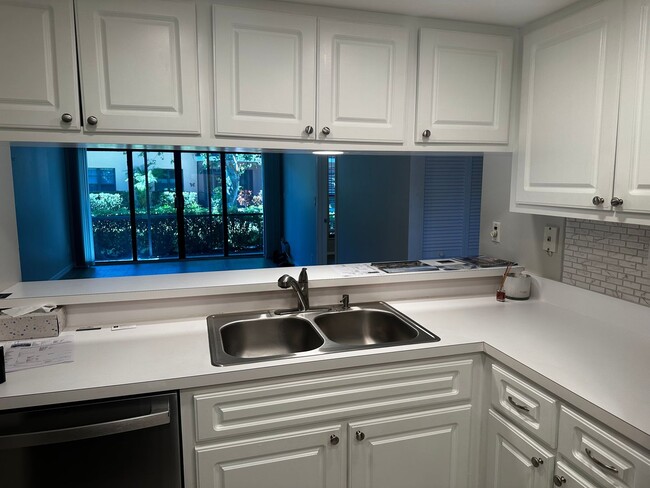 Building Photo - Sharp-Newly Remodeled Ground Floor Condo -...