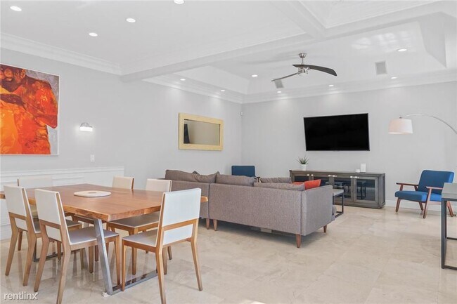 Building Photo - 4 br, 2.5 bath Townhome - 370 NE 7th Ave #...