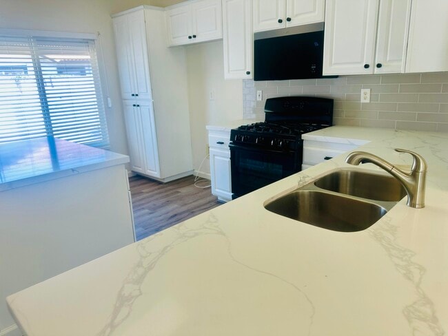 Building Photo - 78780 Birchcrest Cir