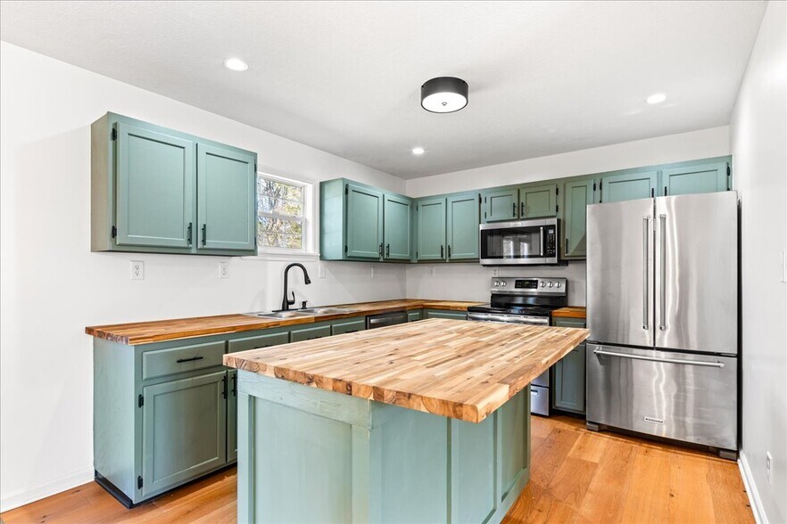 Building Photo - 259 Clover Cir