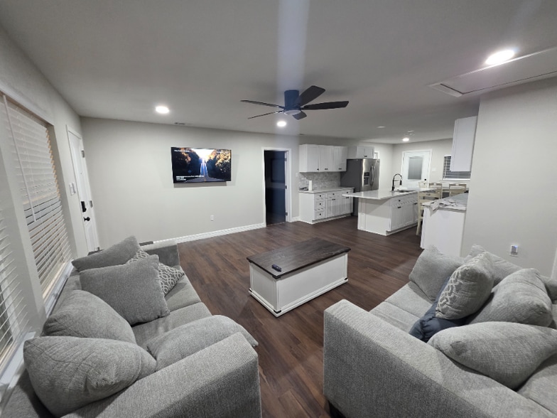 Building Photo - 704 S Kansas Ave