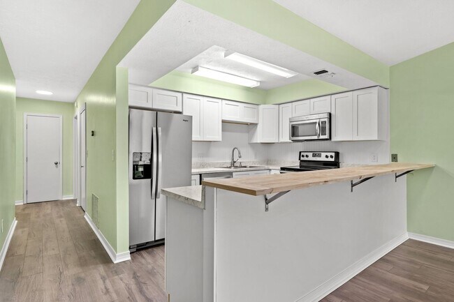 Building Photo - Charming 3Bed/2Ba Duplex Unit Convenient t...
