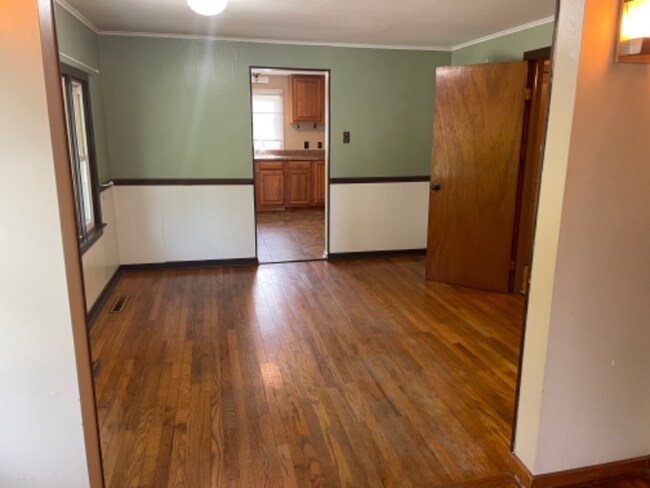 Building Photo - 285 Creekview Rd