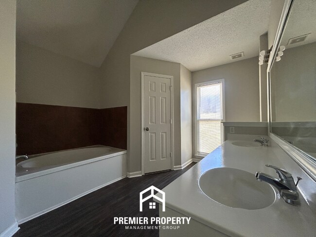 Building Photo - Spacious 3BR Memphis Home | Vaulted Ceilings, Fireplace, 2-Car Garage & Fenced Yard