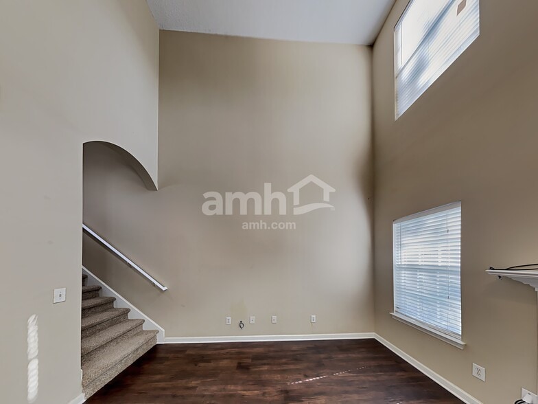 Building Photo - 6004 W Rosie Ln SE