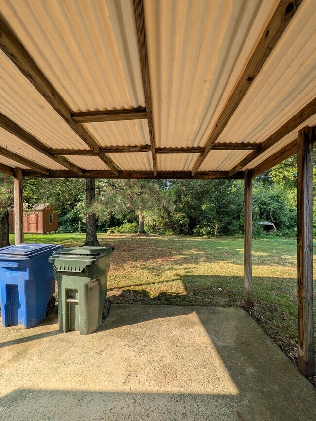 Building Photo - 693 Trails Ln