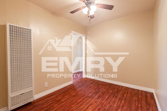 Building Photo - 2 Bed 1 Bath Unit for Rent in East Los Angeles Parking Available