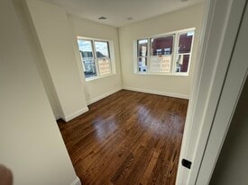 Building Photo - 272 Broadway