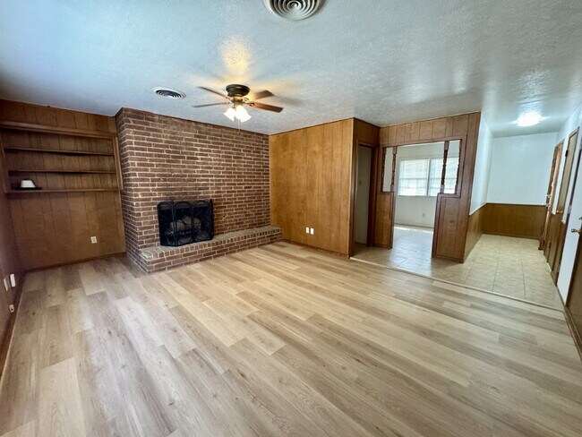 Building Photo - Comfortable and Spacious 2-bedroom home with a garage