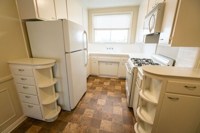 Interior Photo - 410 Veteran Avenue
