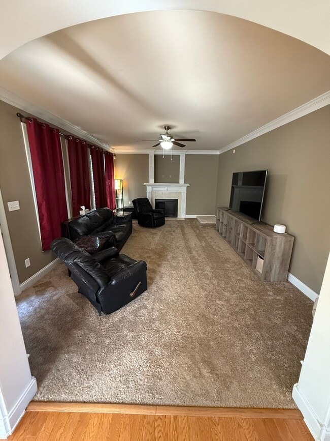 Building Photo - Castlebrooke LN Neighborhood!