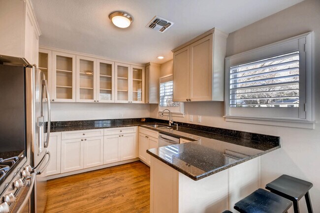 Building Photo - Charming 2 BR / 1 Bath in highly desirable Terrell Heights of San Antonio!