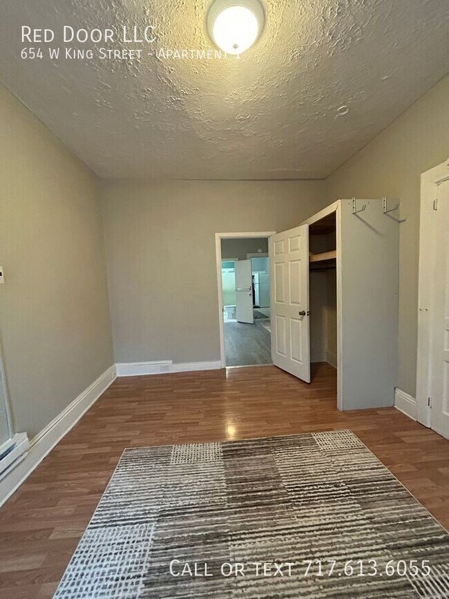 Building Photo - 654 W King St