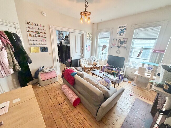 Building Photo - 3 Bedroom Apartment in Burlington VT Available 6/5-6/15!