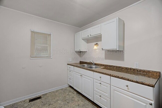 Building Photo - 449 S Dade Ave