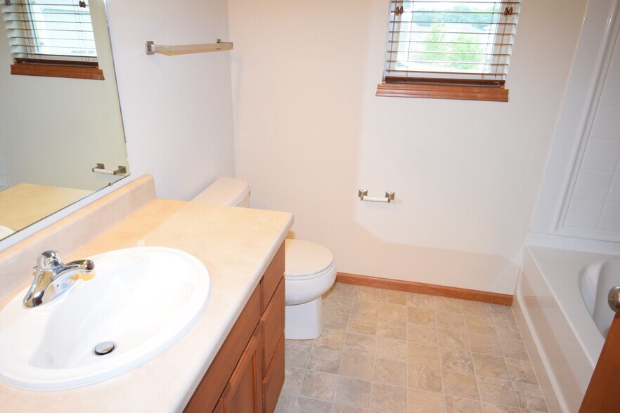 Building Photo - 9122 Ancient Oak Ln