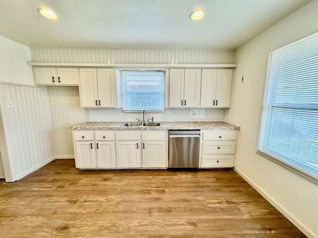 Building Photo - Newly Remodeled 3 bed 2 bath