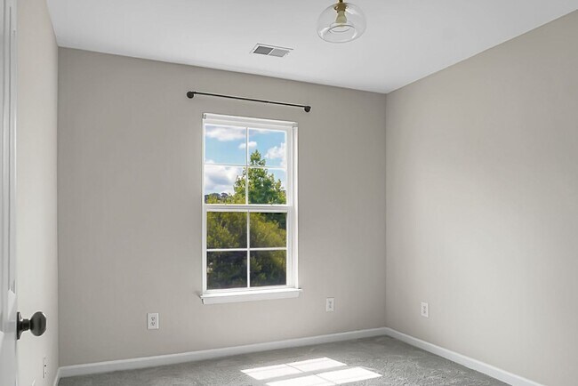 Building Photo - 3 bedroom, 2.5 Townhome