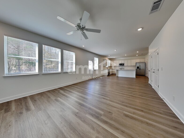 Building Photo - 472 Pointe Dr