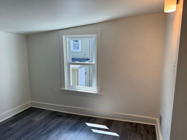 Building Photo - Beautifully Renovated 2 bedroom Tiny Home - End-of-Row Unit w/ Laundry!