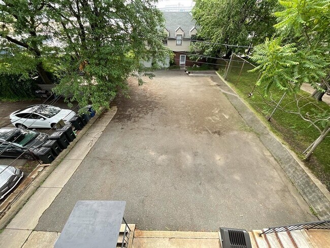 Building Photo - 404 Meridian St