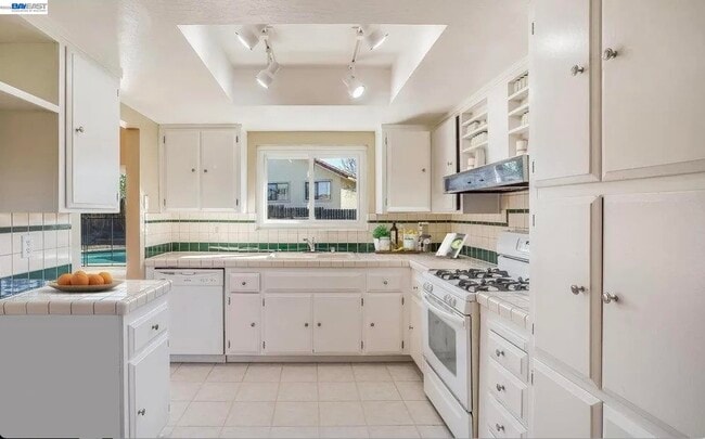 Building Photo - 3309 St James Pl