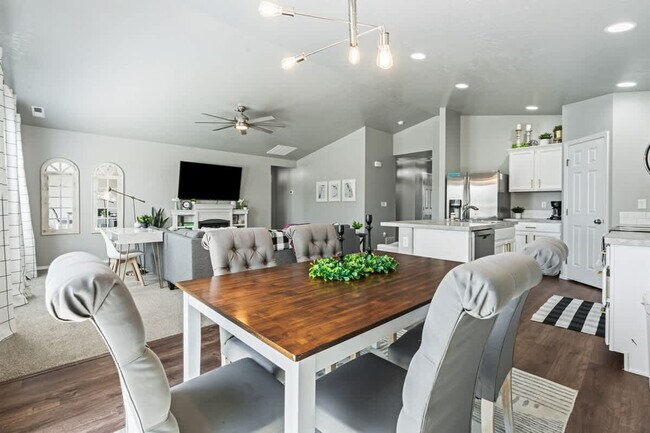 Building Photo - 17541 Mountain Springs Ave