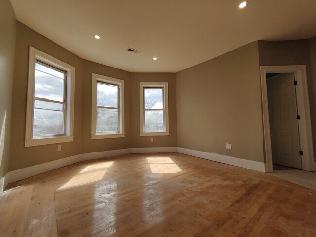 Building Photo - Brand New Unit, Central Heat, AC, In-Unit ...
