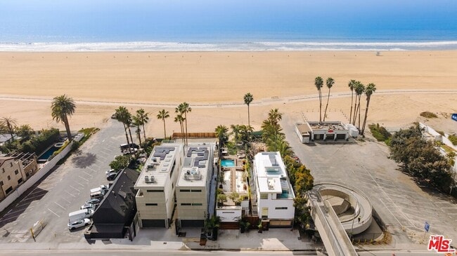 Building Photo - 936 Palisades Beach Rd