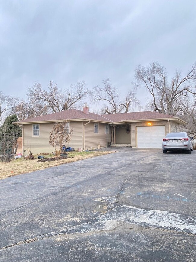 Building Photo - A wonderful 4-bedroom house in the Benson Gardens area - near Walmart Neighborhood Market, Asian ...