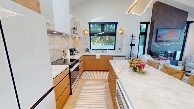 Building Photo - Elevated Living Fully Furnished