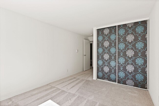 Building Photo - Modern 2-Bedroom Condo in Shoreline with Stylish Finishes