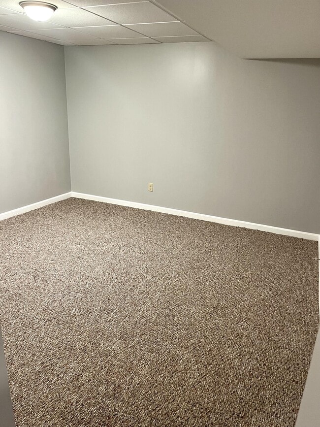 Building Photo - 12 Hawthorne Village