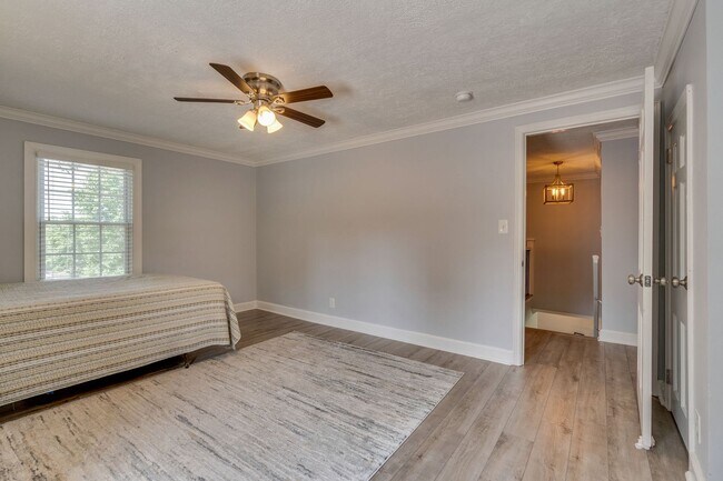 Building Photo - 4 Bedroom / 4 Bath Home for Rent! Kingspor...