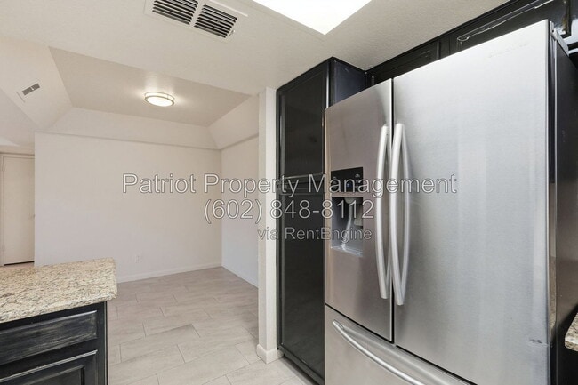 Building Photo - 839 S Westwood