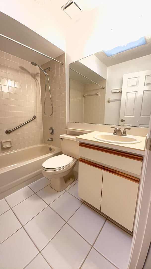 Building Photo - This amazing home located in the S Section of Palm Coast