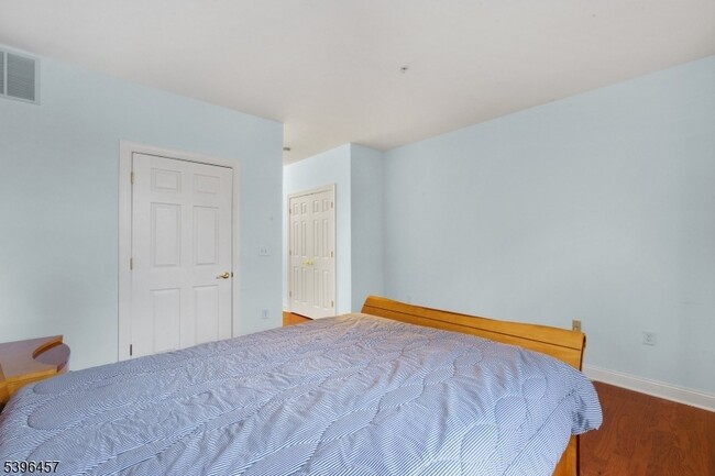 Building Photo - 265 Victoria Dr