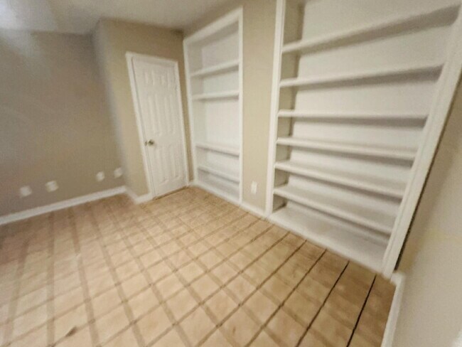 Building Photo - "Charming Retreat in Memphis: Spacious 1171 Sq Ft with Full Bathroom!"