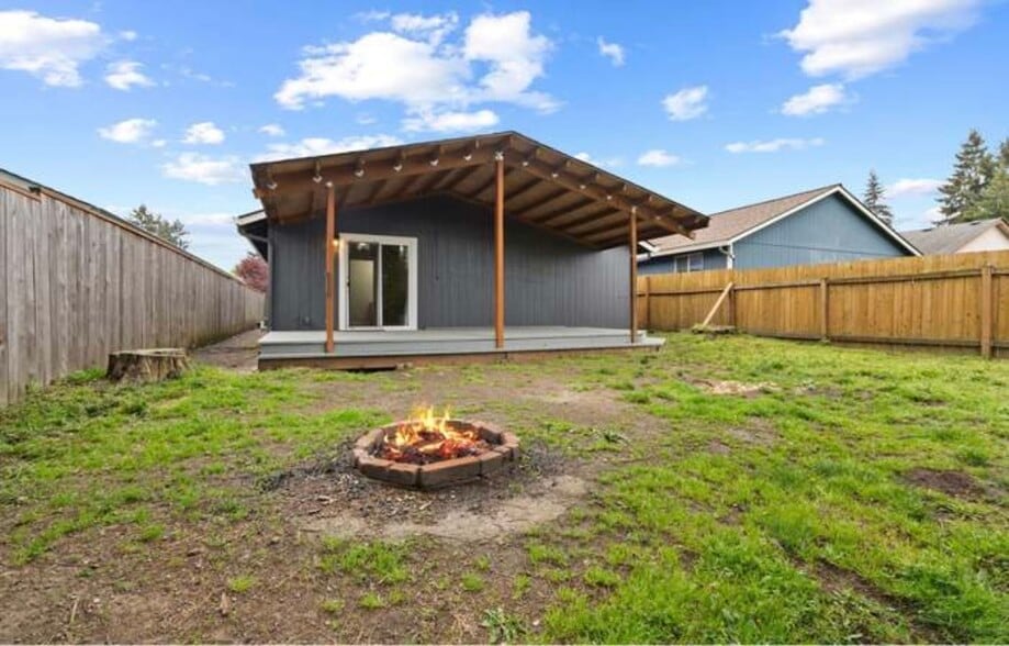 Fully fenced backyard - 4416 NE 123rd Ave