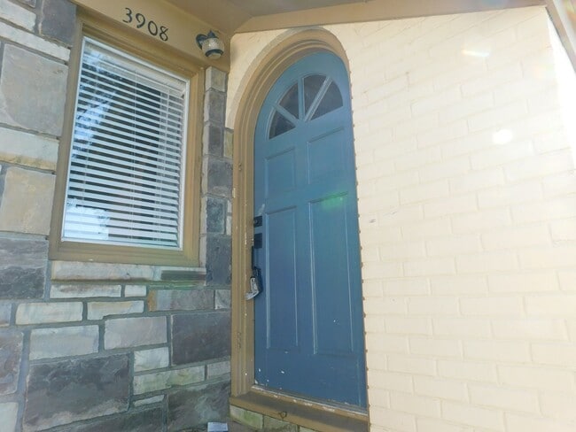 Building Photo - 2 Bed 1.5 Bath Duplex near downtown