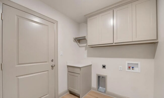 Building Photo - 382 Mary Cir