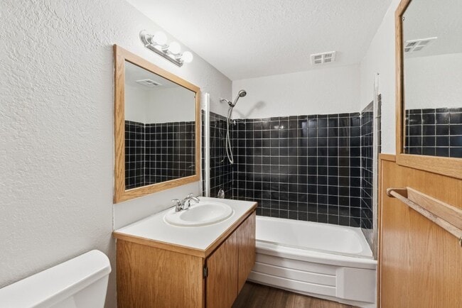 Building Photo - 3Bd/1.75Ba Bellevue House