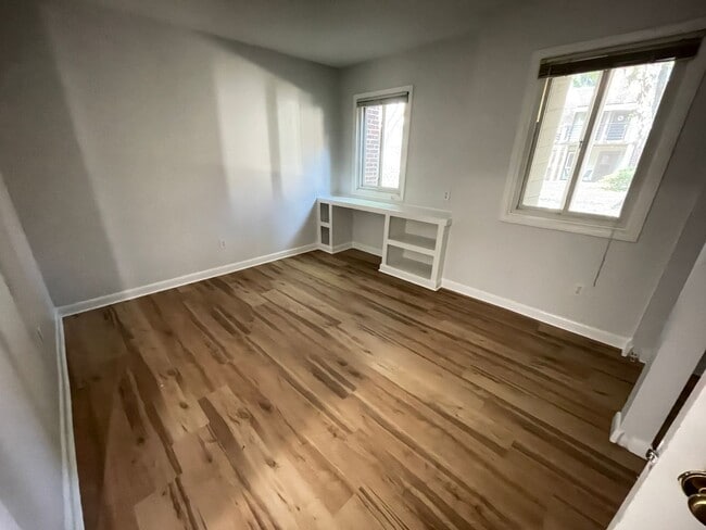 Building Photo - Sleek, Stylish 2br 2ba upper level condo in Chancellor Square, walking distance to Campus, downtown!