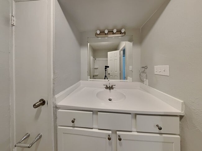 Building Photo - Move-In Ready 4BR Home in Arlington | Sunroom & Large Yard near DFW