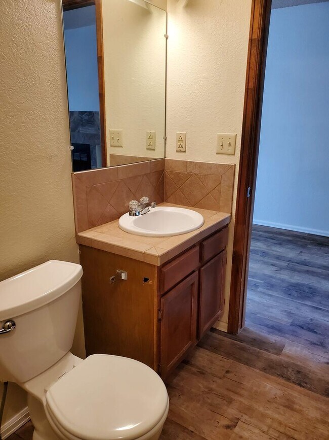 Building Photo - Townhome Style Living!