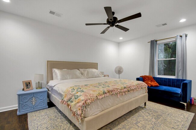 Building Photo - Beautifully Renovated West Ashley Home
