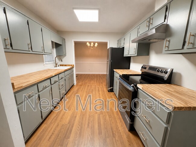 Building Photo - 1506 Swainey Ave