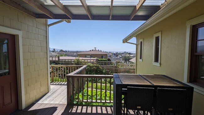 Building Photo - Furnished spacious 2/1 historic home in do...