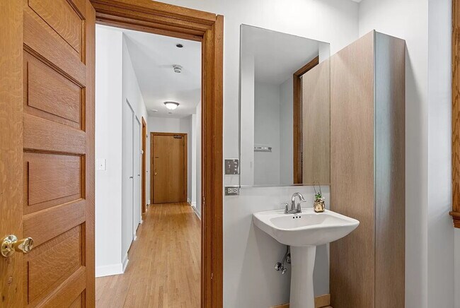 Building Photo - Chic 1-Bed Condo with Hardwood Floors in Prime Chicago Location!